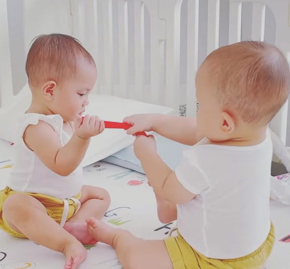Lisa đã hết nhu mì: Đè luôn Leon, giành không được là hét!
