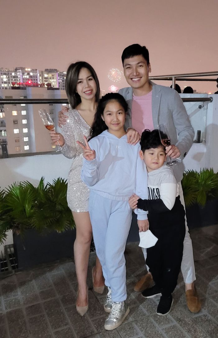 Long bị 2 con dụ dỗ tự trét bánh kem vào mặt: hy vọng Nam không thấy