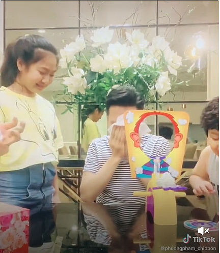 Long bị 2 con dụ dỗ tự trét bánh kem vào mặt: hy vọng Nam không thấy