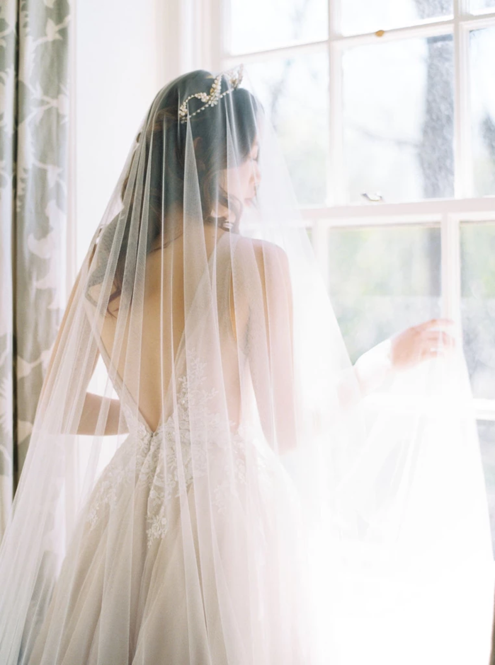 Đằng sau lý do các cô dâu thường đeo khăn trùm đầu trong lễ cưới