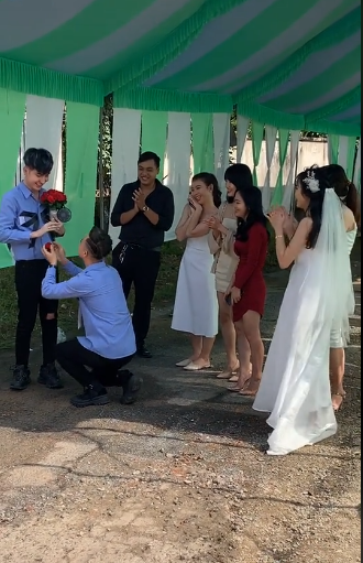 Cô dâu ném hoa cưới thành công nhất VN: nhận xong cầu hộn luôn