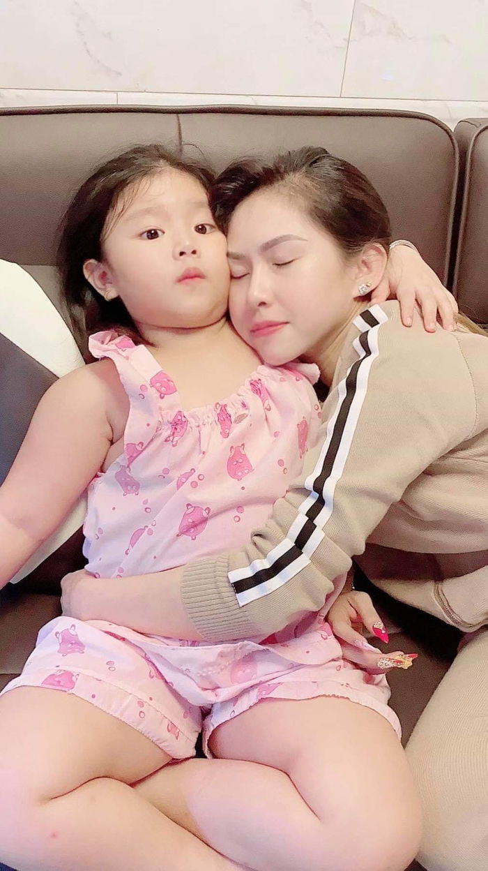 Mang thai vẫn đi diễn, nghệ sĩ Bình Tinh từng lao bụng bầu xuống đất