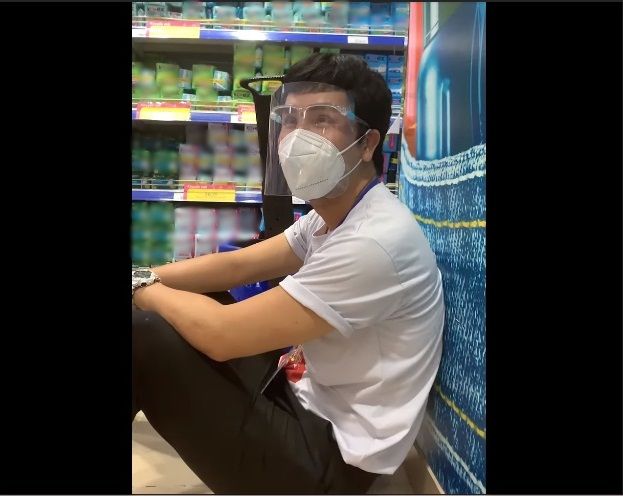 Mẫu nam đi từ thiện từ sáng đến tối còn tỉ mỉ tìm BVS cho chị em