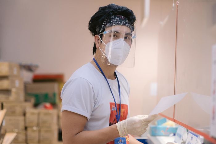 Mẫu nam đi từ thiện từ sáng đến tối còn tỉ mỉ tìm BVS cho chị em