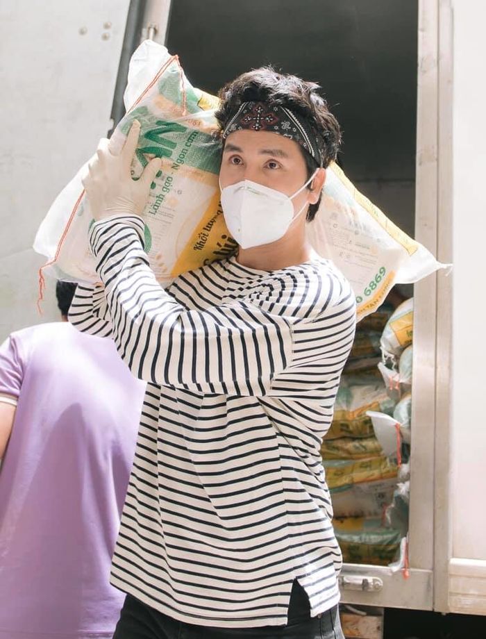 Mẫu nam đi từ thiện từ sáng đến tối còn tỉ mỉ tìm BVS cho chị em
