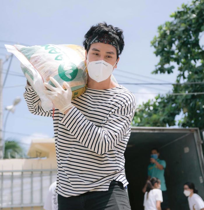 Mẫu nam đi từ thiện từ sáng đến tối còn tỉ mỉ tìm BVS cho chị em