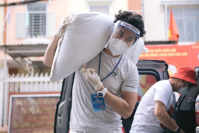 Mẫu nam đi từ thiện từ sáng đến tối còn tỉ mỉ tìm BVS cho chị em