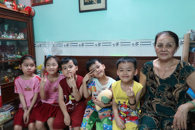 Mẹ trẻ sinh 5 kỷ lục ở VN chua xót: Bà nội mất, giờ ai phụ chăm cháu