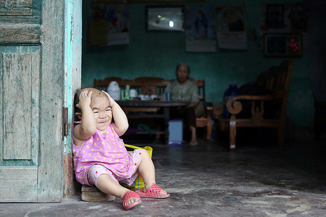 Mẹ già nuôi con gái không bao giờ lớn: 31 năm vẫn hình hài 1 đứa trẻ