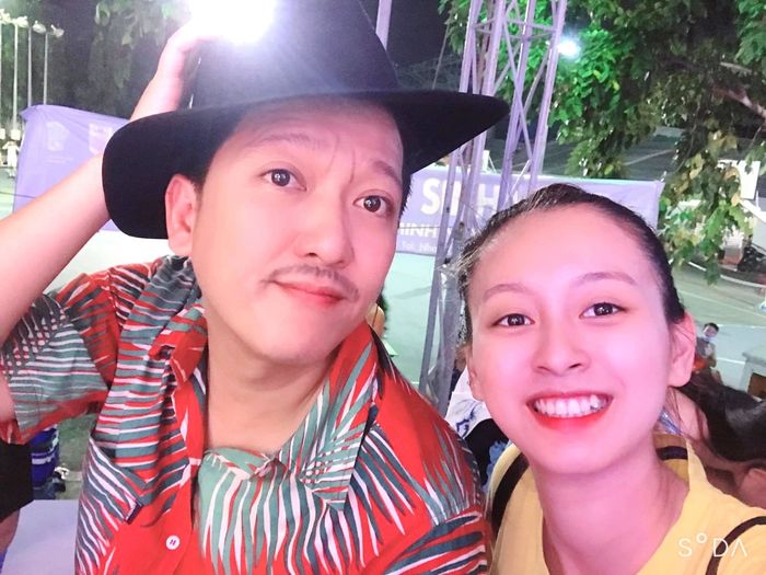 Mê nghệ sĩ mà hốt được chồng MC, vợ có kho hình đếm hoài không hết