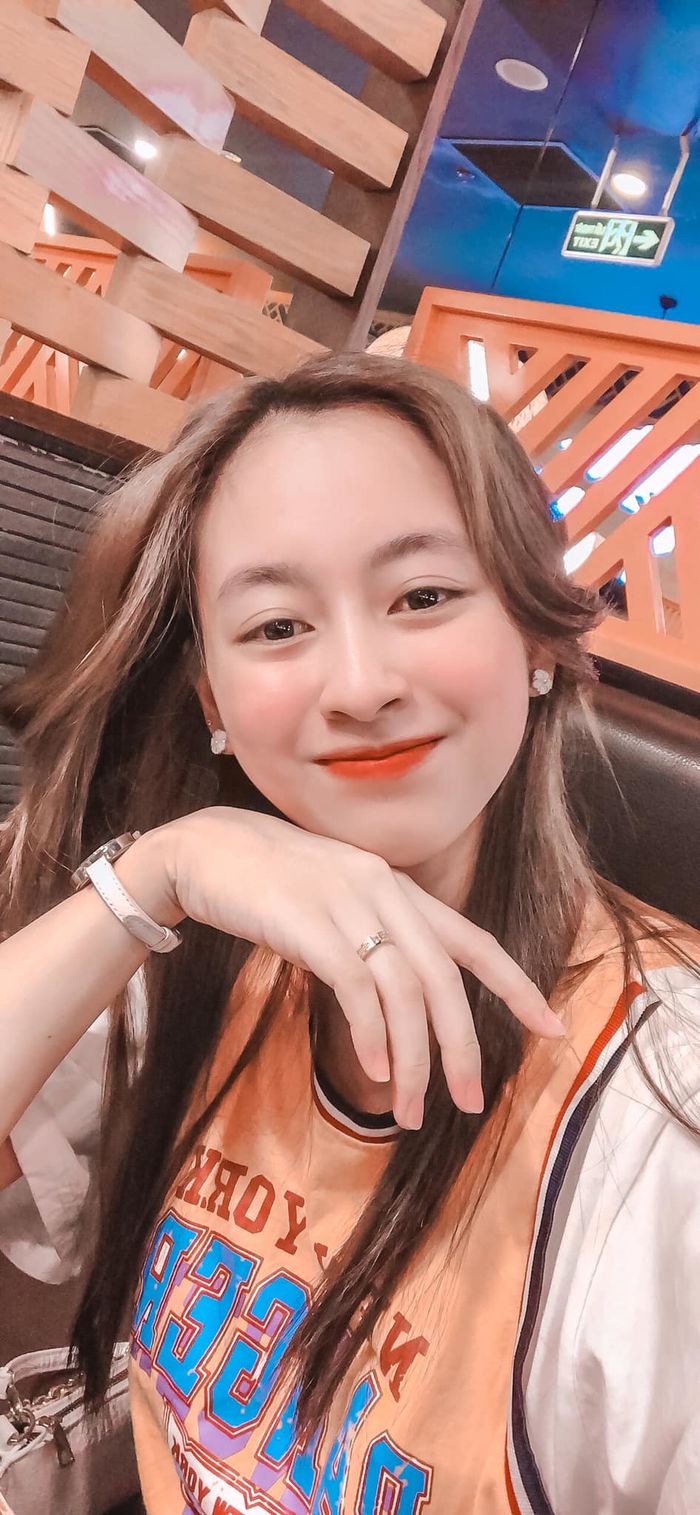 Mê nghệ sĩ mà hốt được chồng MC, vợ có kho hình đếm hoài không hết
