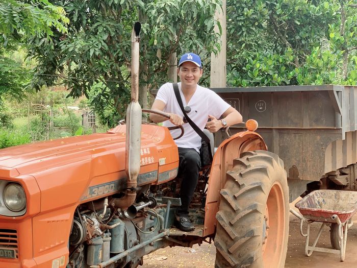 Minh Luân khuân vác, giải cứu lương thực đến mổ heo chia cho bà con