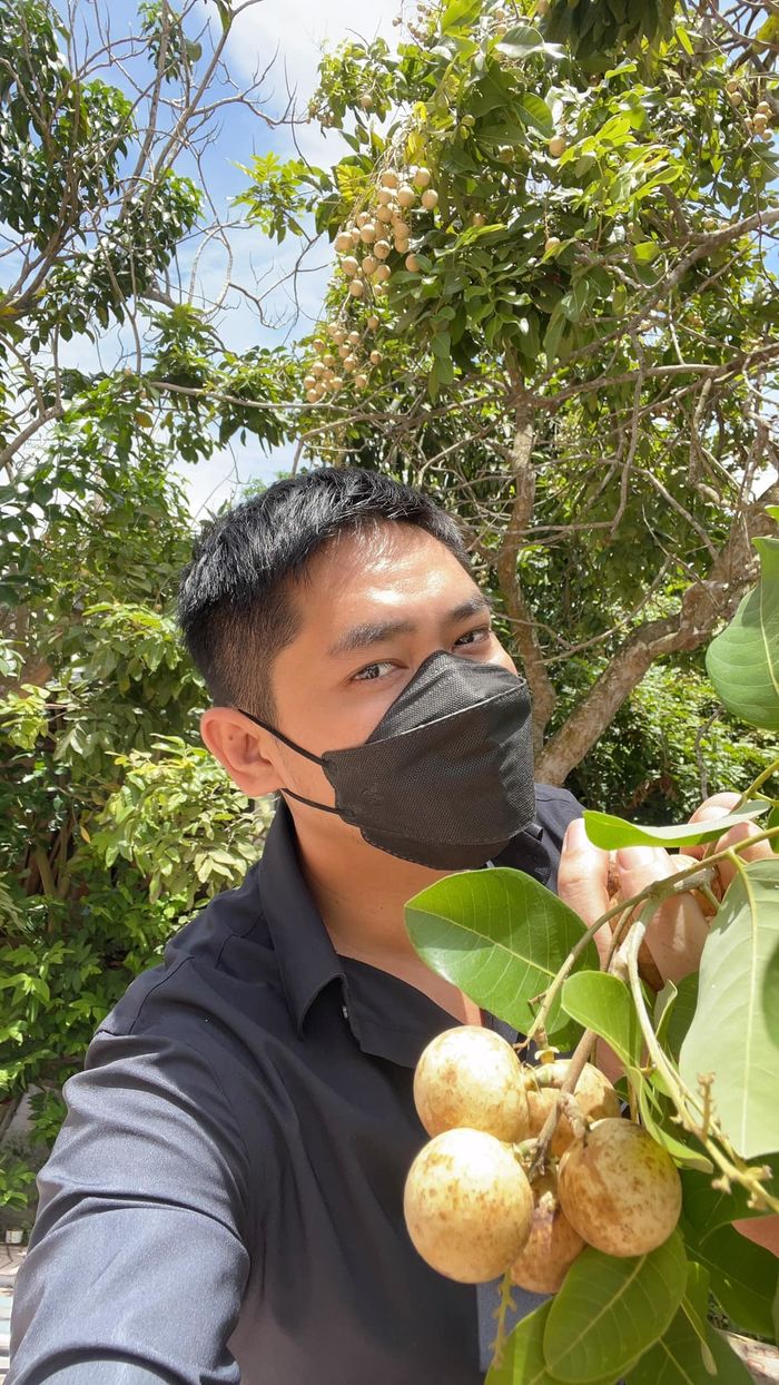 Minh Luân khuân vác, giải cứu lương thực đến mổ heo chia cho bà con