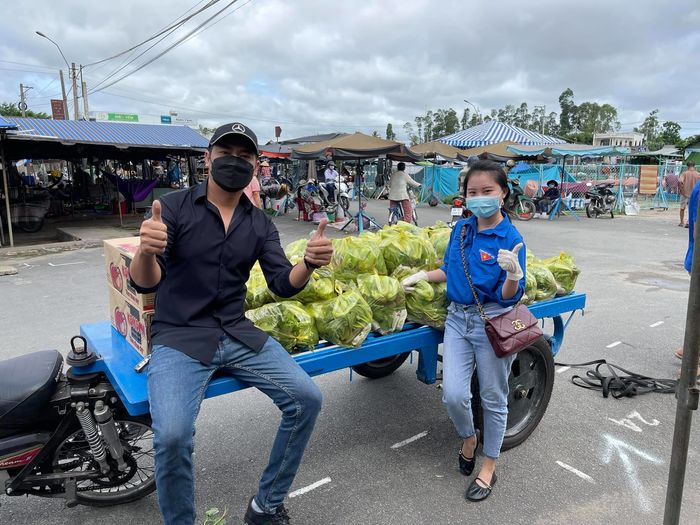 Minh Luân khuân vác, giải cứu lương thực đến mổ heo chia cho bà con