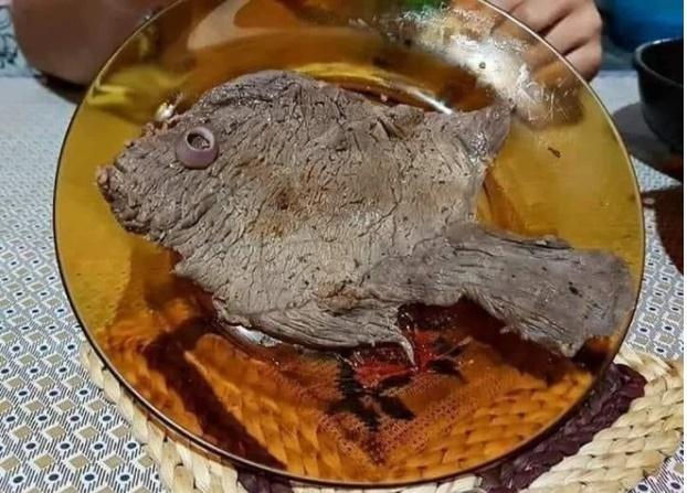 Mùa dịch và những pha sáng tạo chất phát ngất: ăn mì bằng ly uống nước
