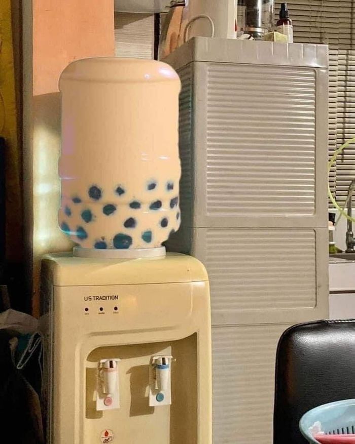Mùa dịch và những pha sáng tạo chất phát ngất: ăn mì bằng ly uống nước