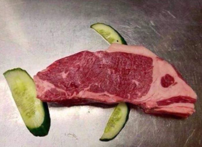 Mùa dịch và những pha sáng tạo chất phát ngất: ăn mì bằng ly uống nước