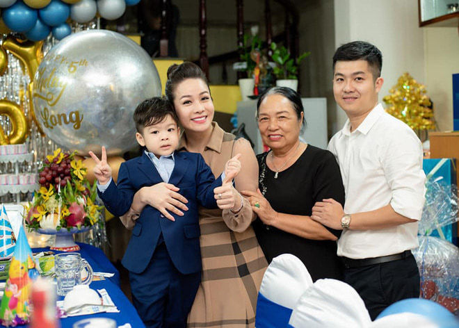 Mừng sinh nhật mẹ, con trai Nhật Kim Anh có hành động cực tình cảm
