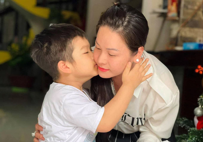 Mừng sinh nhật mẹ, con trai Nhật Kim Anh có hành động cực tình cảm