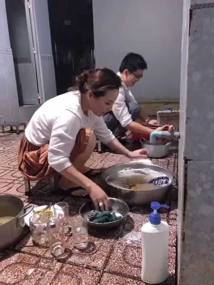 Mỹ nữ Việt vẫn giản dị dù là vợ đại gia: Vợ Quý Bình đi dép lê rửa bát