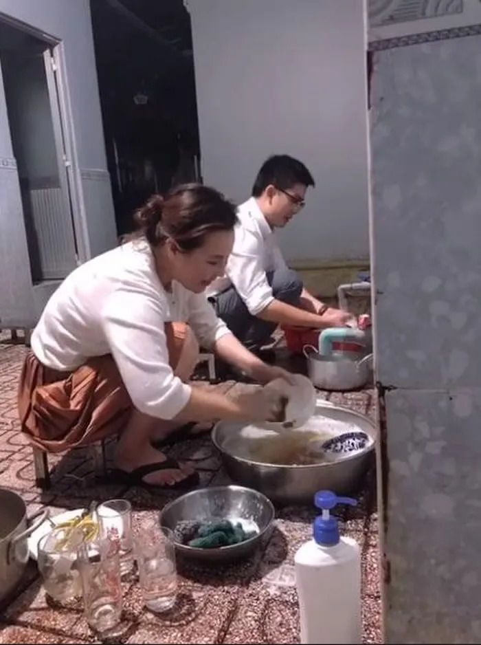Mỹ nữ Việt vẫn giản dị dù là vợ đại gia: Vợ Quý Bình đi dép lê rửa bát