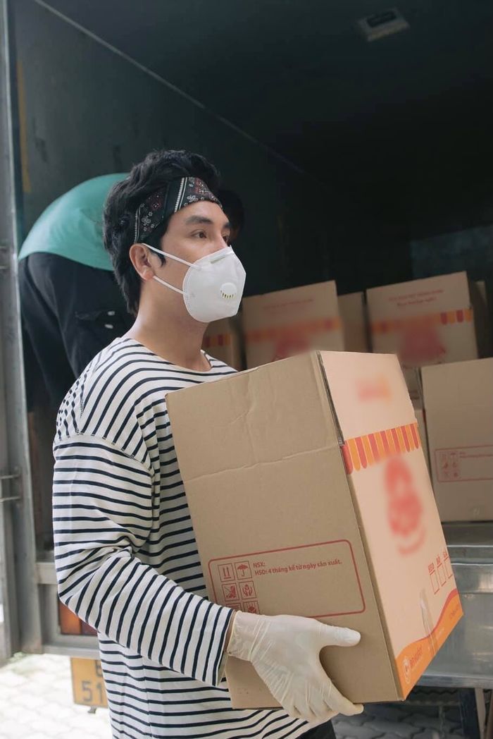 Huy Cung - Hoàng Phi Kha vác hơn 1 tấn gạo: mệt quá nghỉ chút lấy sức
