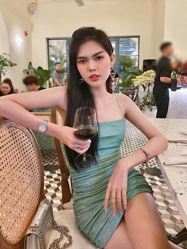 Ngắm loạt ảnh xinh đẹp của Ngọc Trinh trước khi quy y vì bị cắm sừng