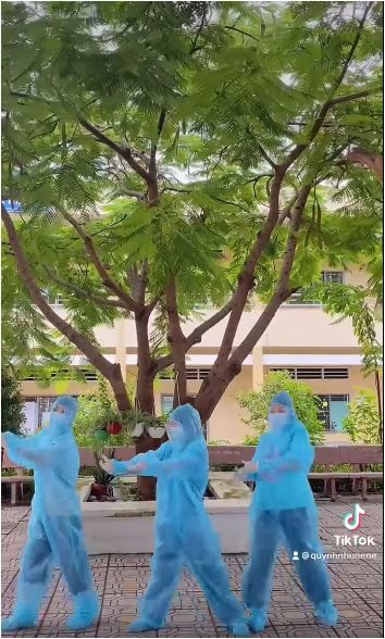 Ngày nghỉ hiếm hoi của 3 cô gái tình nguyện viên chống dịch