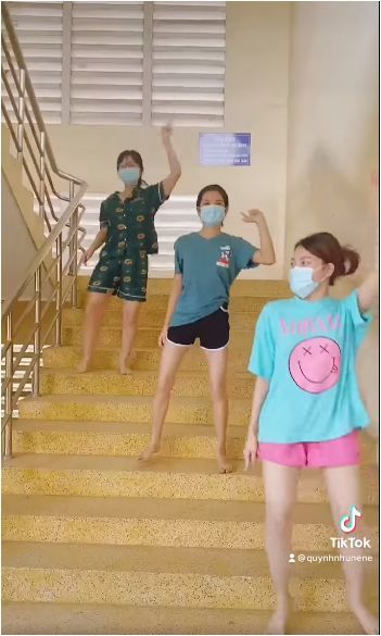 Ngày nghỉ hiếm hoi của 3 cô gái tình nguyện viên chống dịch