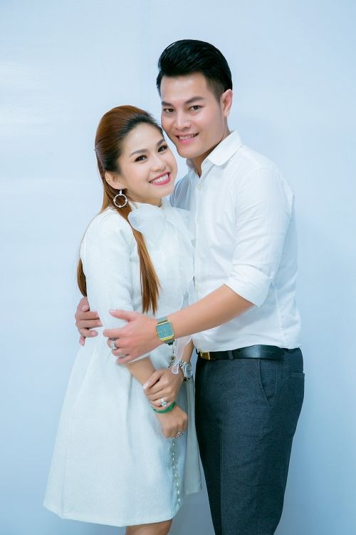 Nghệ sĩ Bình Tinh theo tiếng gọi tình yêu: Xài chung chiếc điện thoại
