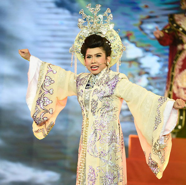 Nghệ sĩ Bình Tinh theo tiếng gọi tình yêu: Xài chung chiếc điện thoại