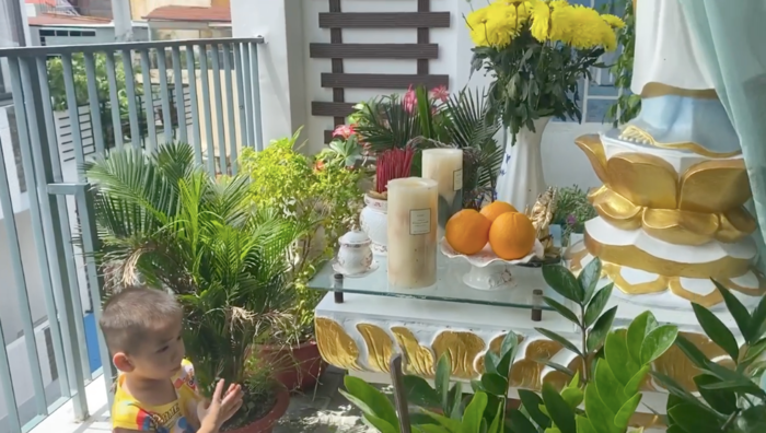 Nghẹn lòng hình ảnh con trai út quỳ gối cầu nguyện cho Phi Nhung