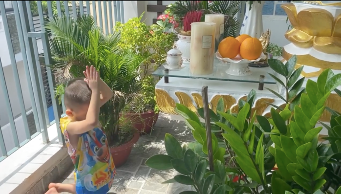 Nghẹn lòng hình ảnh con trai út quỳ gối cầu nguyện cho Phi Nhung