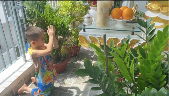 Nghẹn lòng hình ảnh con trai út quỳ gối cầu nguyện cho Phi Nhung