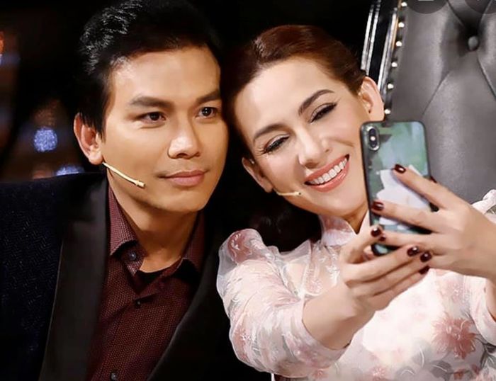 Nghẹn lòng hình ảnh con trai út quỳ gối cầu nguyện cho Phi Nhung