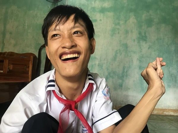 Nghị lực chàng trai 15 tuổi học lớp 1: mẹ đạp xe đưa rước 30 cây số