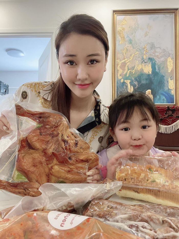 Nghị lực phi thường của các gái xinh Vbiz làm mẹ đơn thân