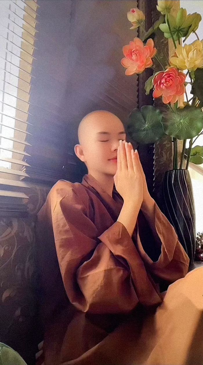 Diễn viên Ngọc Trinh xuống tóc quy y: chôn vùi hết ân oán khổ đau