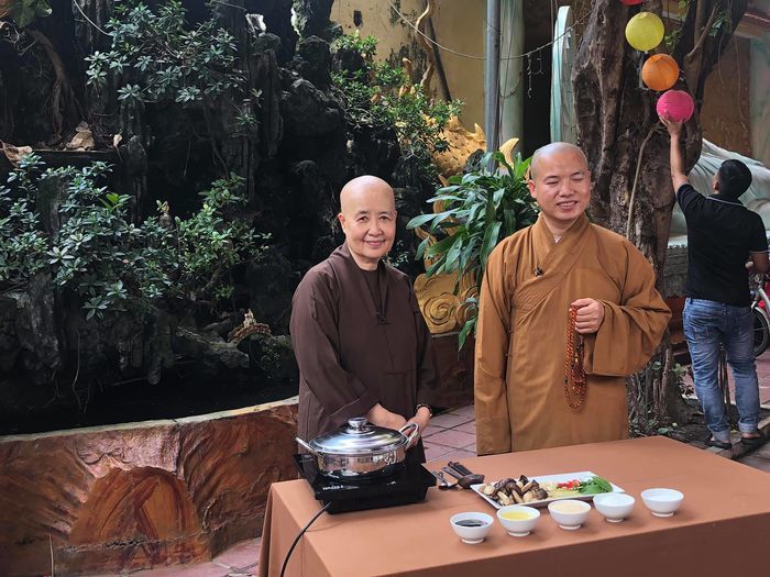 Diễn viên Ngọc Trinh xuống tóc quy y: chôn vùi hết ân oán khổ đau