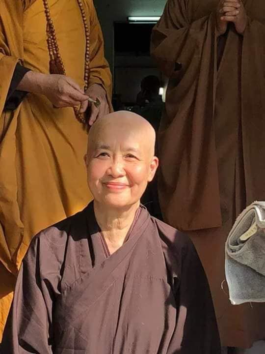 Diễn viên Ngọc Trinh xuống tóc quy y: chôn vùi hết ân oán khổ đau