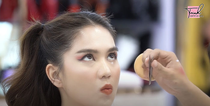 Ngọc Trinh hướng dẫn makeup, làm tóc hack tuổi: ở nhà vẫn đẹp