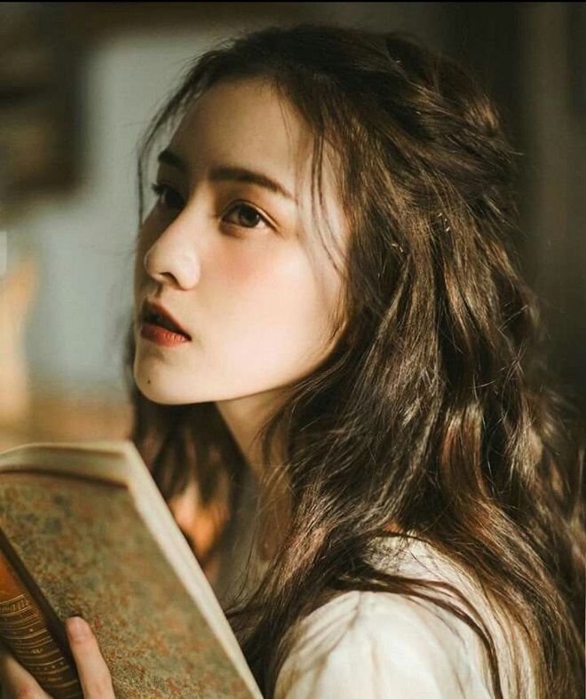 Người cô độc hướng ngoại: Cắm đầu vào điện thoại tránh sự chú ý