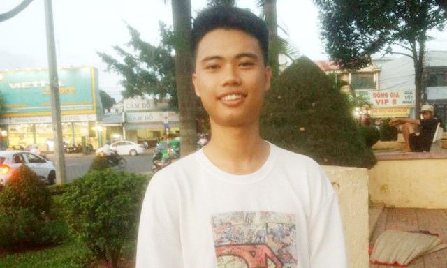 Người mẹ nhặt rác nuôi 3 con đậu đại học: Tuy mệt mà vui