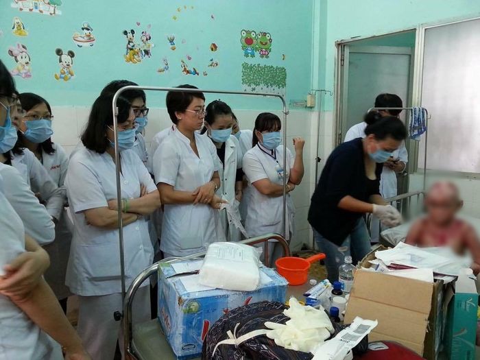Người mẹ vĩ đại nhất Hà Nội dành 8 tỷ chữa bệnh cho con trai nuôi