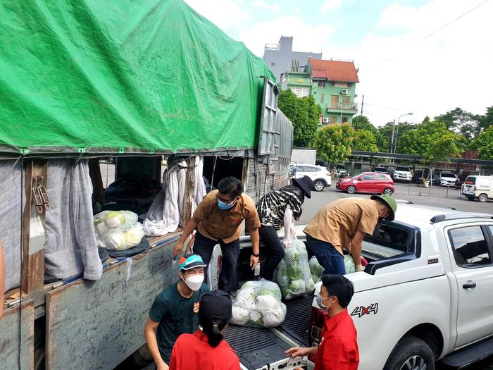Người phụ nữ ủng hộ 1,5 tỷ cho miền Trung tiếp tục giúp đỡ mùa dịch