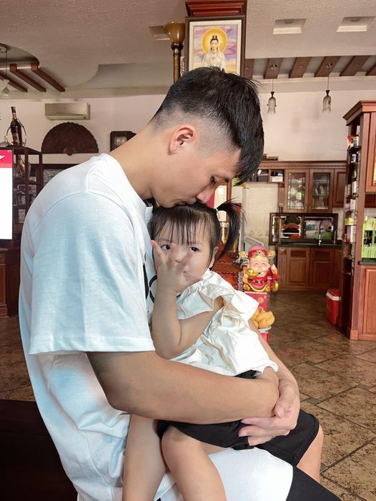 Những ông bố trẻ của đội tuyển Việt Nam: Ai chăm con cũng khéo
