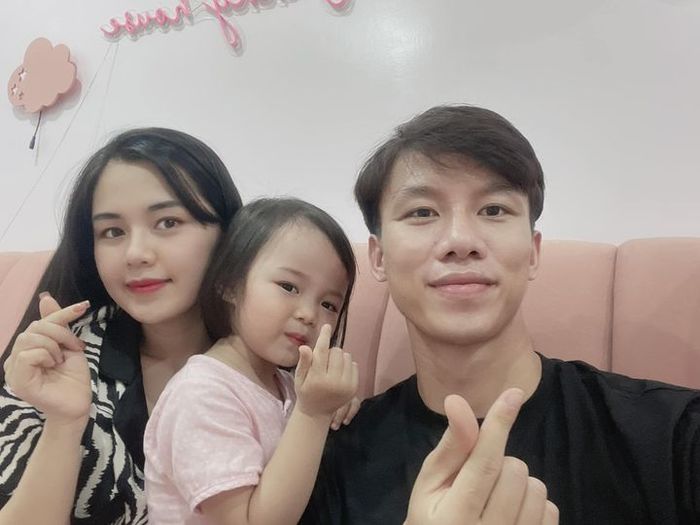 Những ông bố trẻ của đội tuyển Việt Nam: Ai chăm con cũng khéo