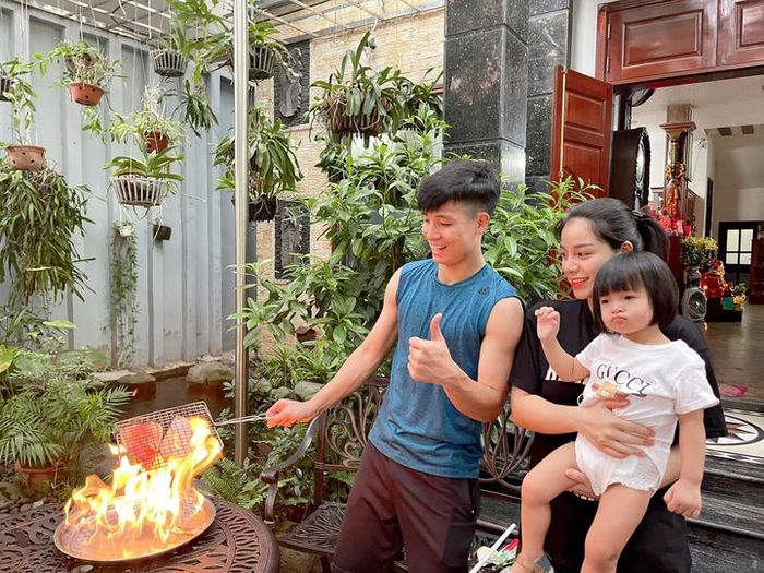 Những ông bố trẻ của đội tuyển Việt Nam: Ai chăm con cũng khéo