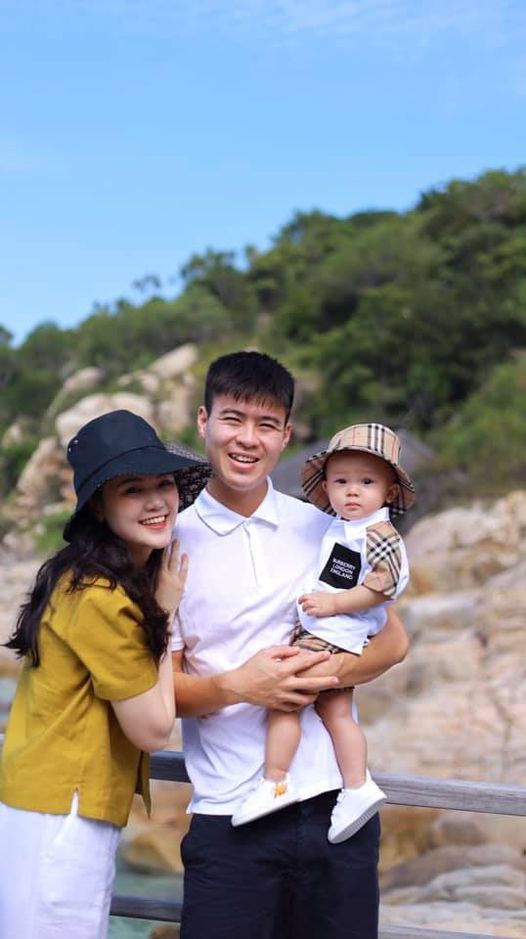 Những ông bố trẻ của đội tuyển Việt Nam: Ai chăm con cũng khéo