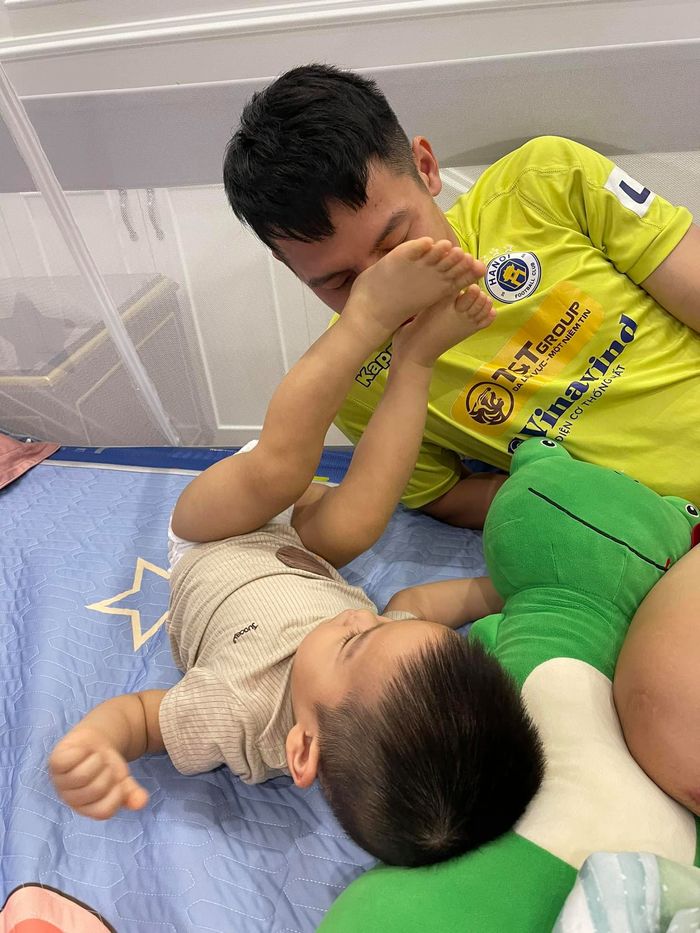Những ông bố trẻ của đội tuyển Việt Nam: Ai chăm con cũng khéo